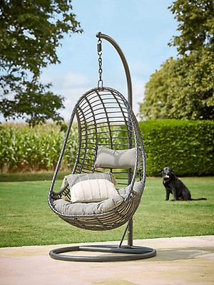 Indoor outdoor hanging clearance chair