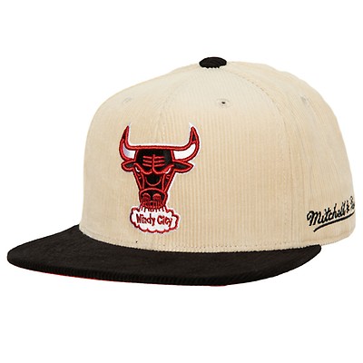 Men's Mitchell & Ness Red Chicago Bulls Team Hardwood Classics 1992 NBA  Finals Patch Snapback Hat