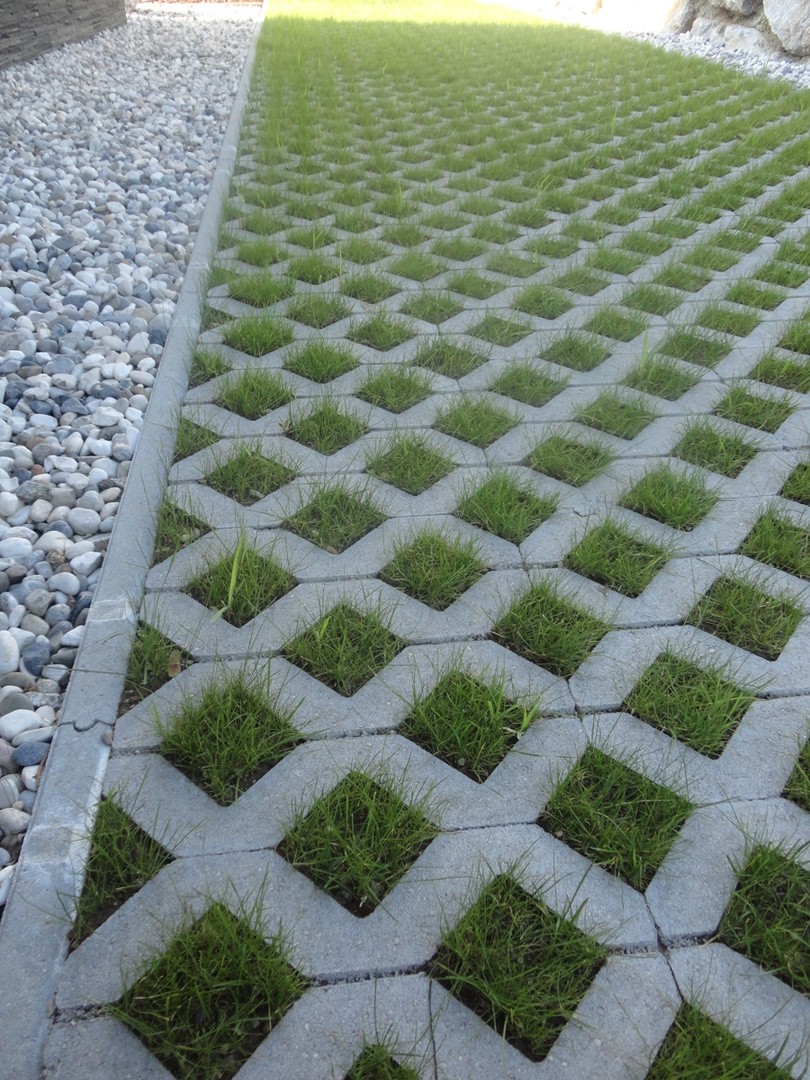 DODATEK ZA BETON ZOBEC TRAVNA PLOŠČA SIVA 400X400X800 MM